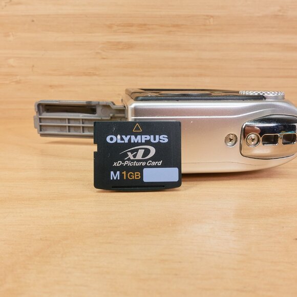 Fujifilm FinePix F40fd 8.3MP Digital Camera / Silver / Tested & Working - Picture 9 of 9